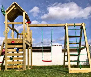 Hölzerner Spielturm mit Schaukel, Kletternetz, Leiter und Rutsche im Garten